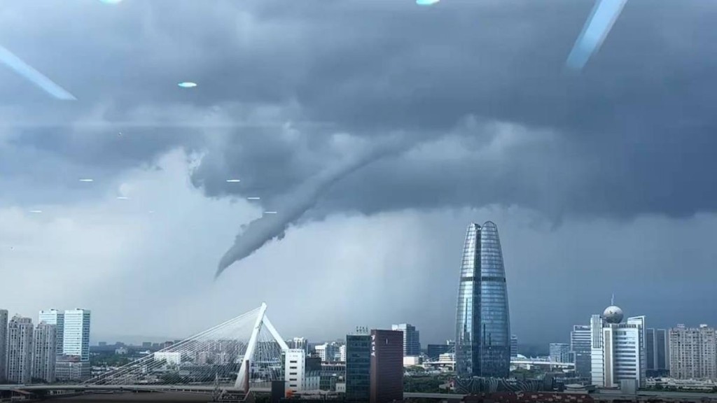 浙江寧波上空驚現未着地龍卷風「漏斗雲」。 