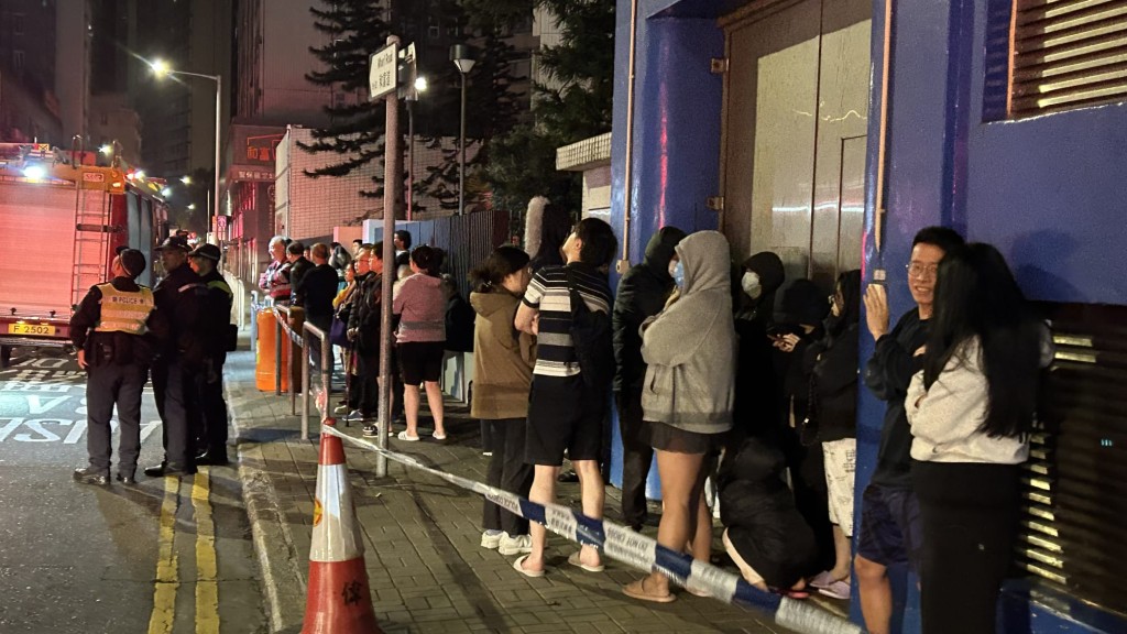 約30名住客聞警鐘後自行疏散至安全位置。蔡楚輝攝