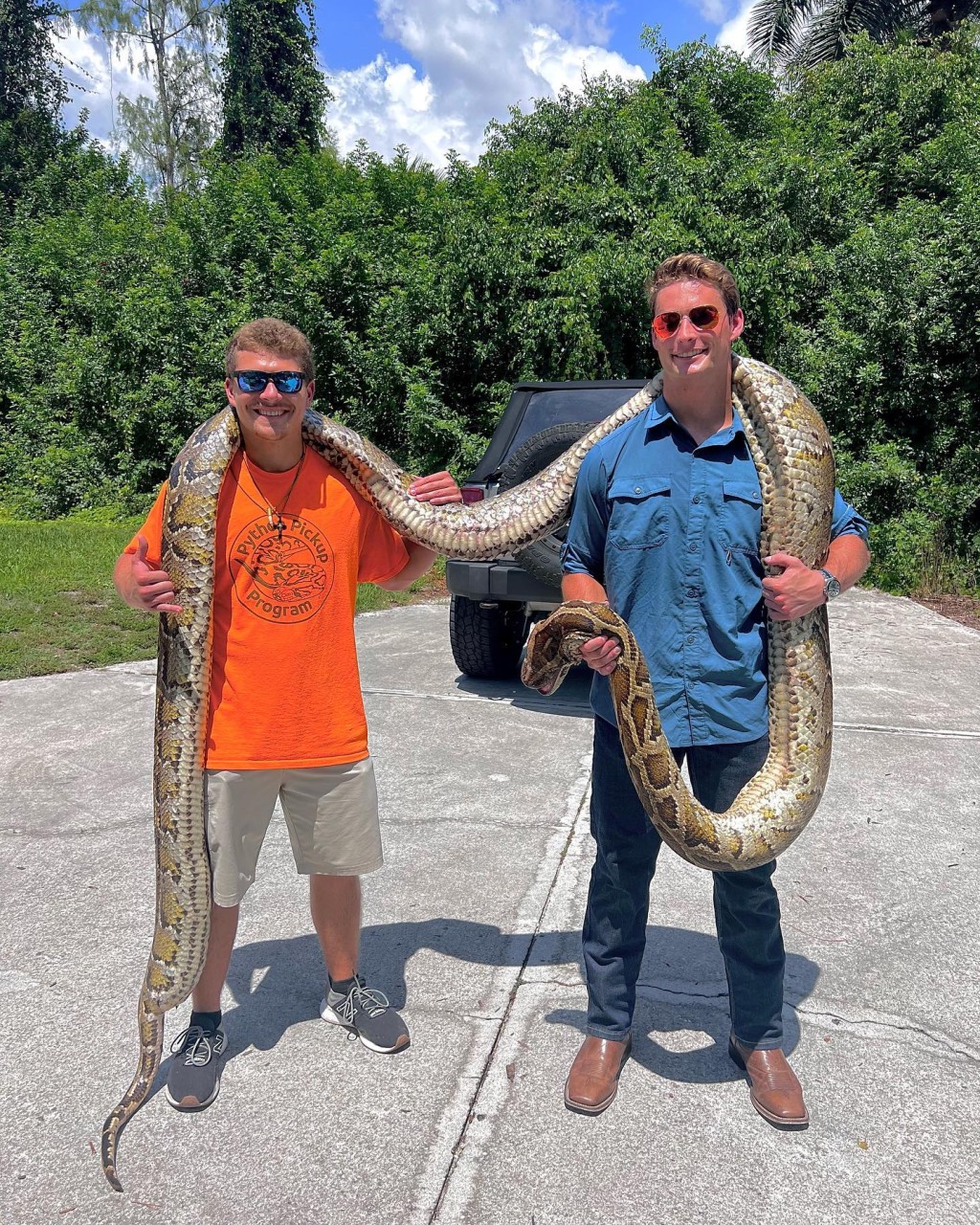 獵人瓦萊里（Jake Waleri）和朋友與史上最長緬甸蟒蛇合照。  Instagram@gladesboys