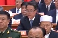 张晓明在政协主席台上就座。