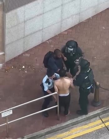 中間的非裔男子為阻止疑兇傷人的男友人。網片截圖