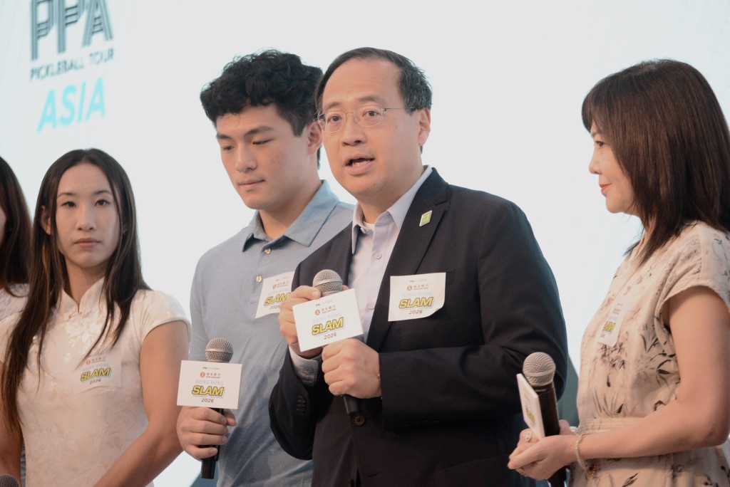 网总会长郑明哲（右2）将引入网球机制推动匹克球专业化。杨功煜摄
