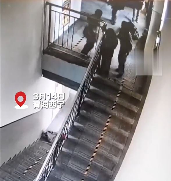 青海10岁小学生与同学玩耍时，撞穿楼梯护栏「倒插」落地命危。