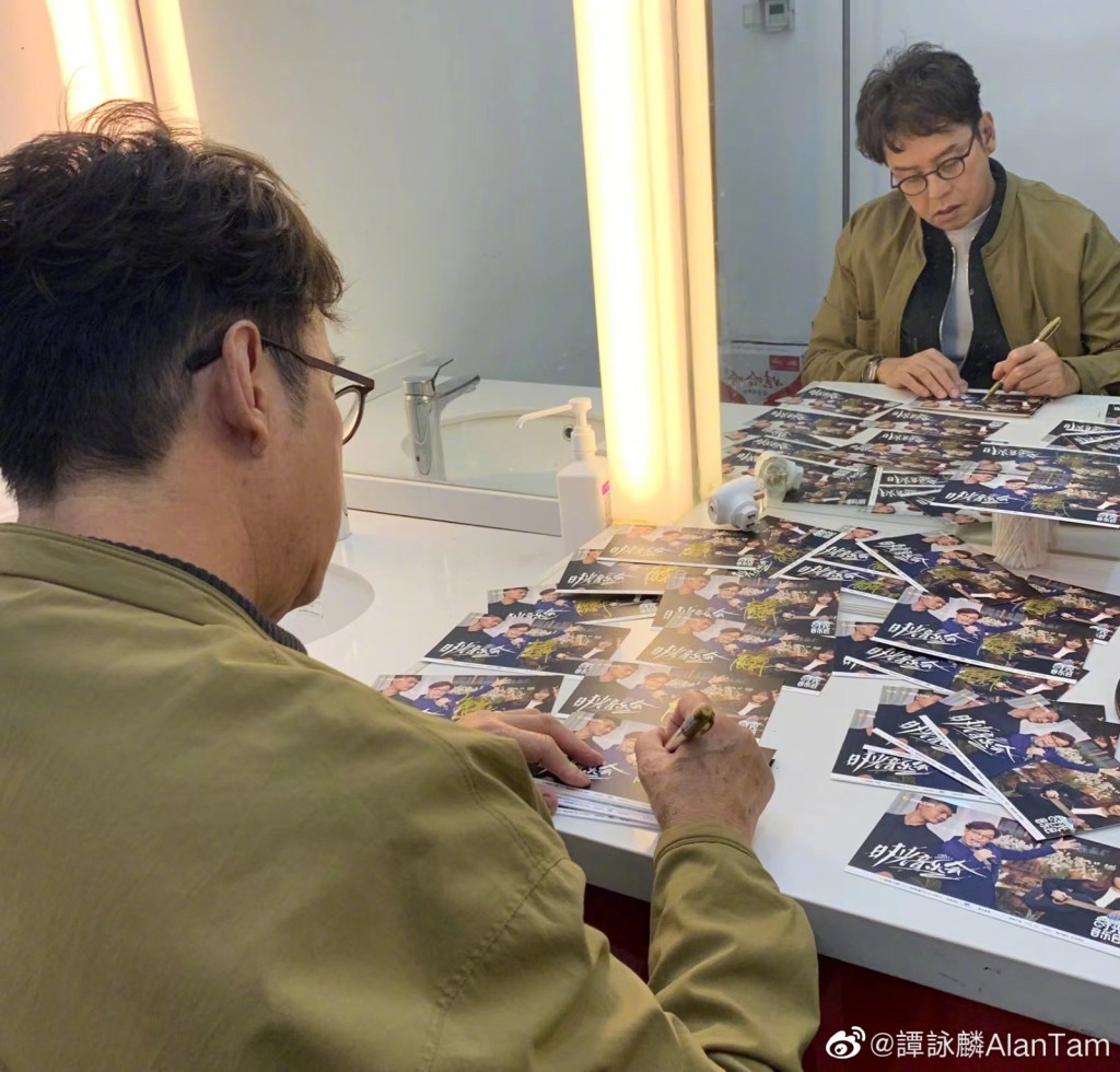 又係由背後拍攝，不過由鏡中見阿倫正面。