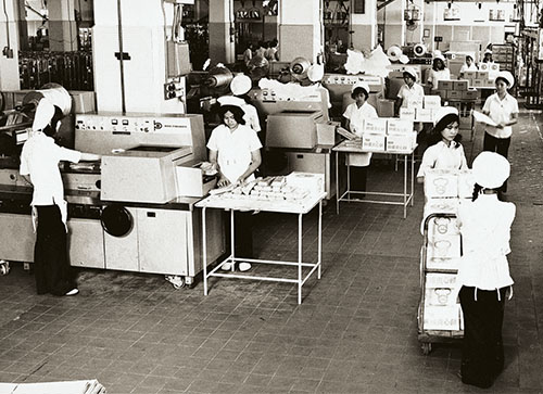 嘉頓由英國引入自動化機器生產餅乾,屬全港首創。其後兩年,循序漸進地自動化生產麵包及糖果。 嘉頓由英國引入自動化機器生產餅乾,屬全港首創。其後兩年,循序漸進地自動化生產麵包及糖果。