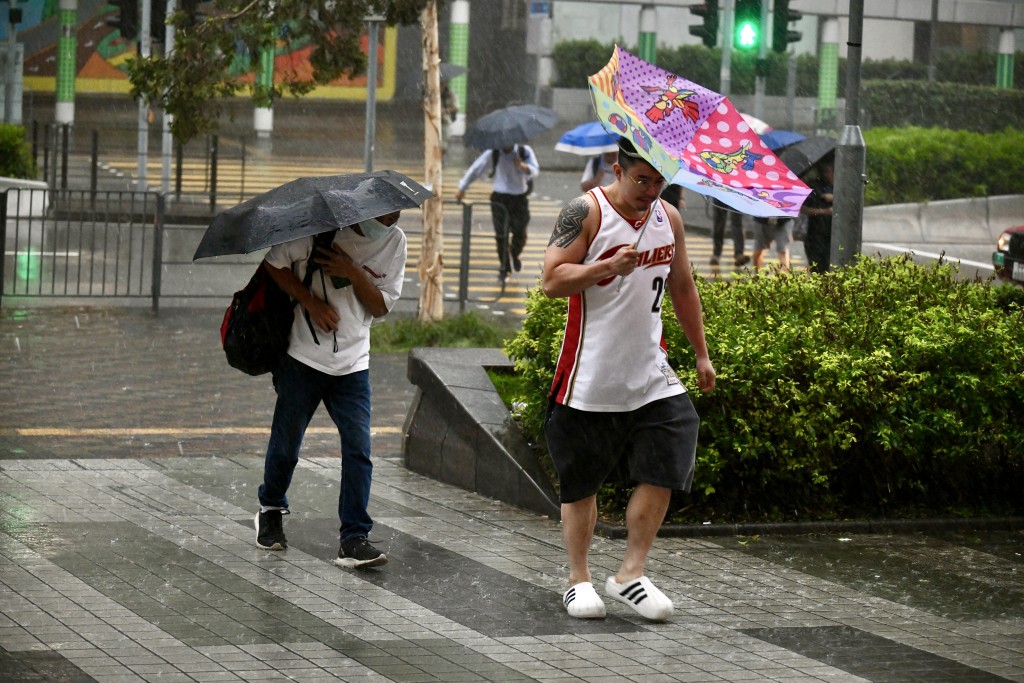 巿民冒雨上班。盧江球攝 巿民冒雨上班。盧江球攝