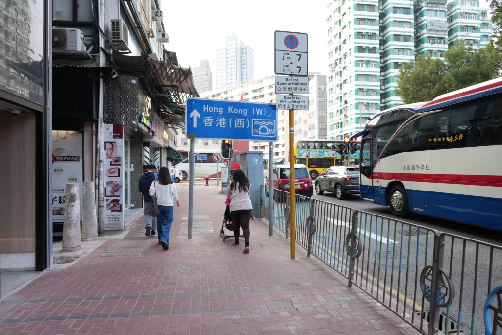 行車路牌豎立在行人路上，霸佔了一半位置，對途人造成不便。