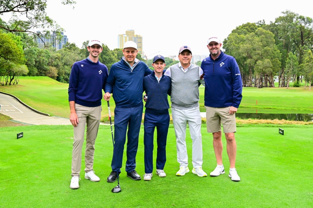 騎師潘頓(中)夥拍澳洲新星史邁利（Elvis Smylie）（左1）及萊什曼（Marc Leishman）（右1）出戰職業業餘配對賽。廖偉業攝