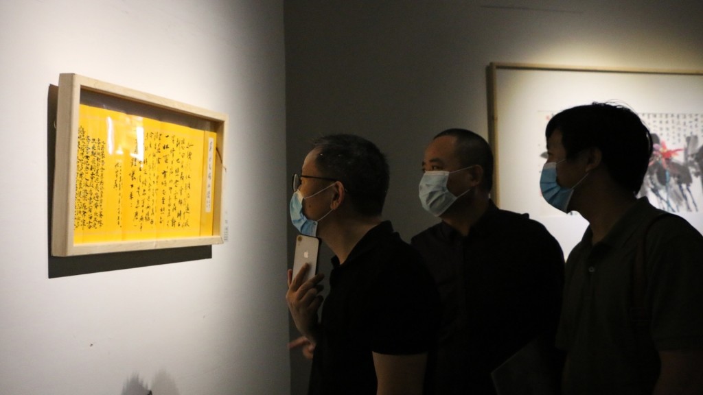 黃永玉作品2020年在安徽合肥展出，民眾觀賞其書法作品。 中新社