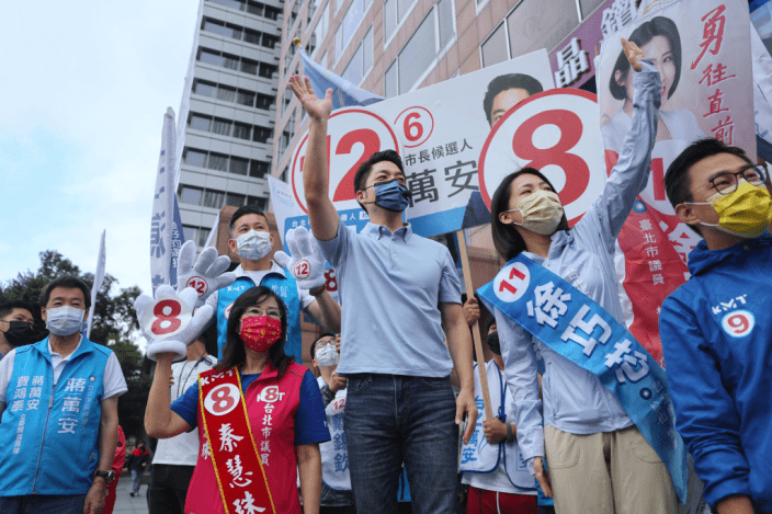 國民黨台北市長候選人蔣萬安在街頭拉票。