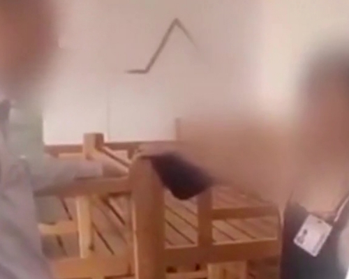 面對家長的質問,保育員承認以針扎幼兒,該保育員已被刑拘。(網圖)