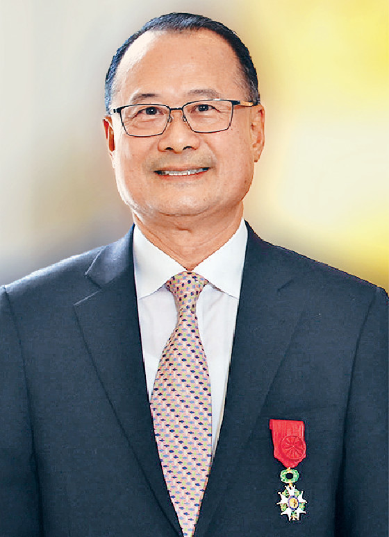 ■蔡冠深接受法國總統馬克龍親自頒授最高榮銜「榮譽軍團勳章」。