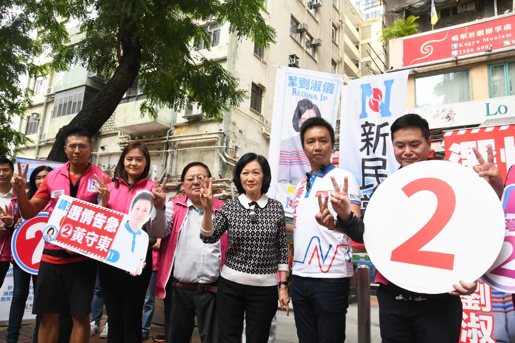 叶刘淑仪（右三）形容现时投票率与2021年立法会选举地区直选的数字差异不大。何健勇摄