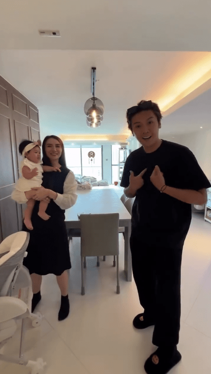 葉泓聲與老婆陳樂榣抱著細女，溫馨滿瀉。