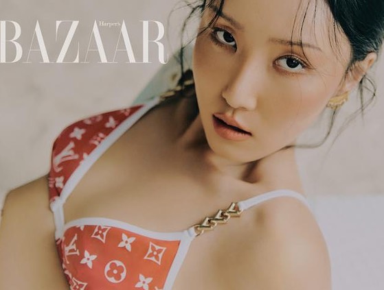 橙紅色Bikini好襯華莎健康膚色。(來源:Harper's Bazaar)