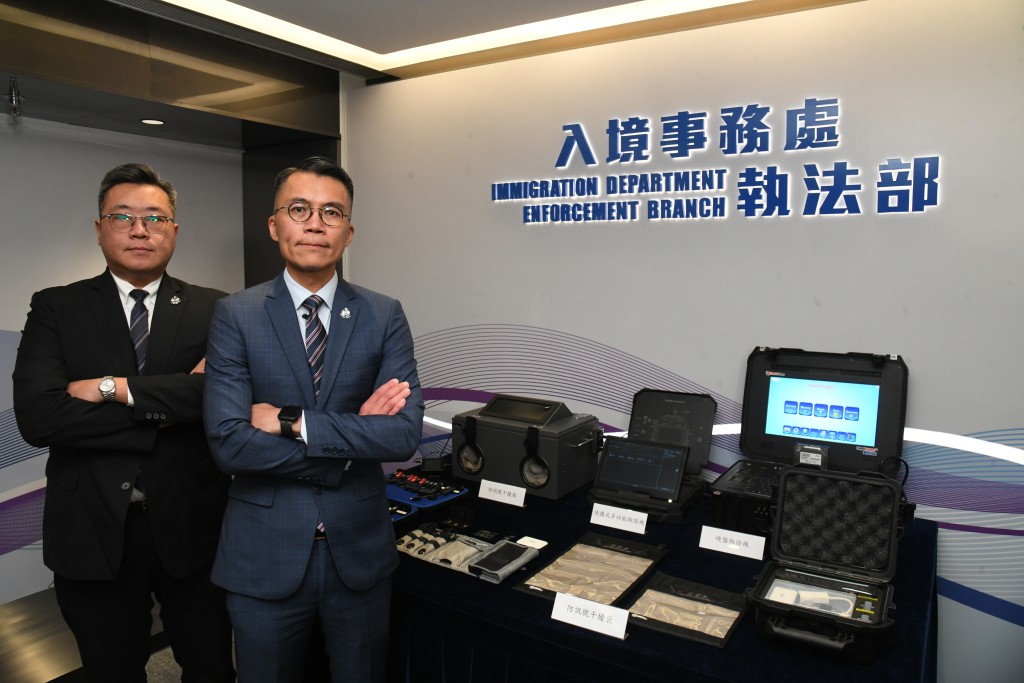 人員會利用各種數碼法證設備協助執法。圖為入境處特遣隊指揮官李烱超(左)、助理首席入境事務主任 (反恐及情報)吳海量(右)。 人員會利用各種數碼法證設備協助執法。圖為入境處特遣隊指揮官李烱超(左)、助理首席入境事務主任 (反恐及情報)吳海量(右)。