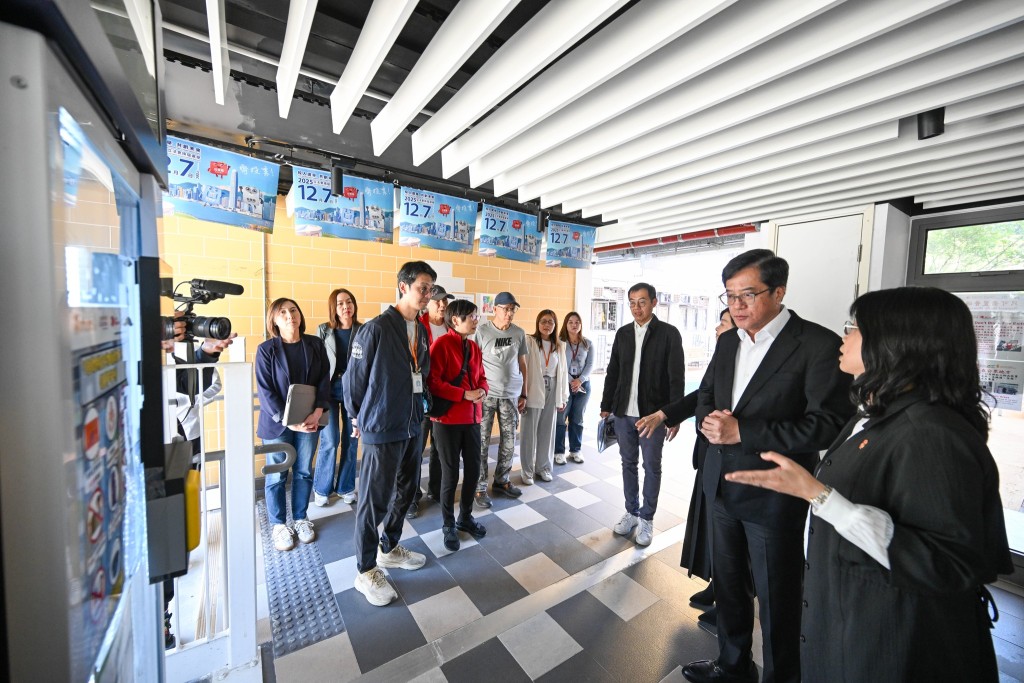 財政司副司長黃偉綸和何永賢今日到過渡性房屋項目「路德會雙魚薈」了解接收受影響居民的情況。黃偉綸fb