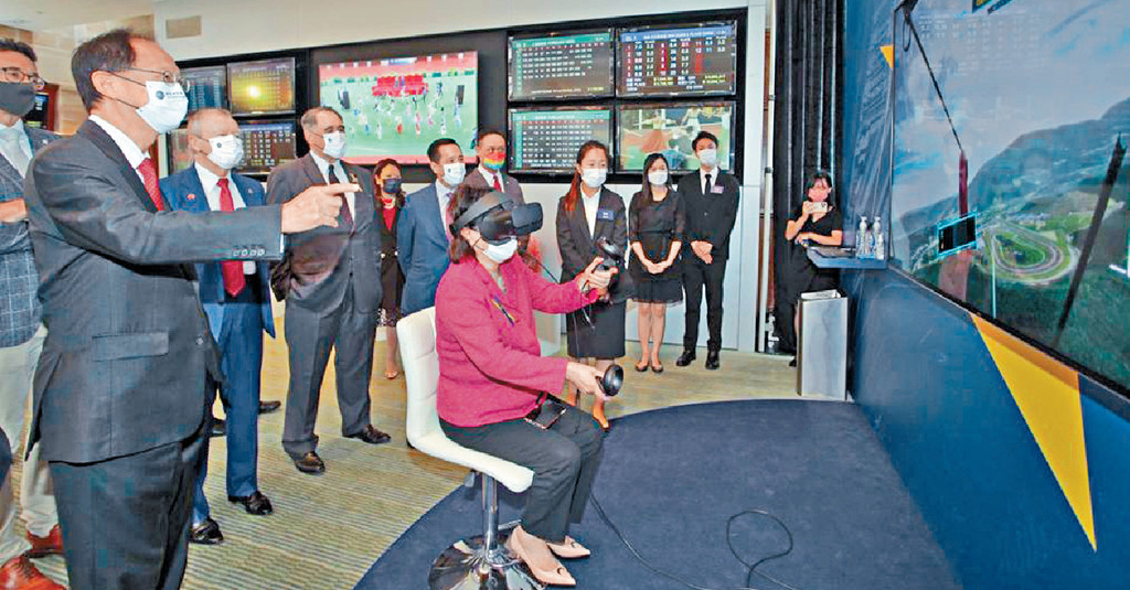 ■馬會董事王䓪鳴戴着VR眼鏡玩虛擬遊戲。 ■馬會董事王䓪鳴戴着VR眼鏡玩虛擬遊戲。