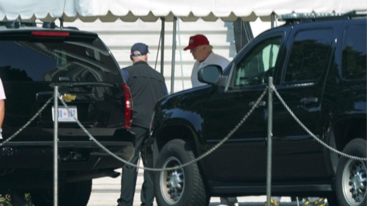 在麦凯恩去世不到17个小时，特朗普就被发现又跑去打高尔夫了。（网图）