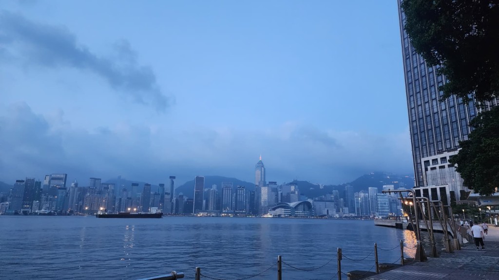 本港地區今日大致天晴，但初時局部地區有驟雨。黎志偉攝
