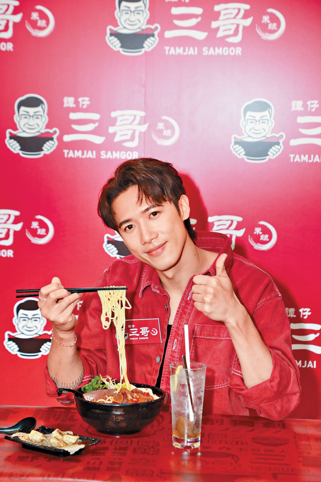 邱士縉率先試食三哥水煮湯油麵配甜滷豬手·鴨血，大讚啱口味。