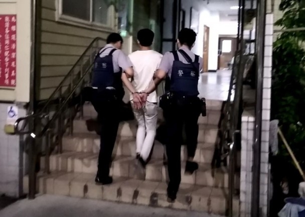 色狼被趕抵警員壓制帶回派出所。(網圖)