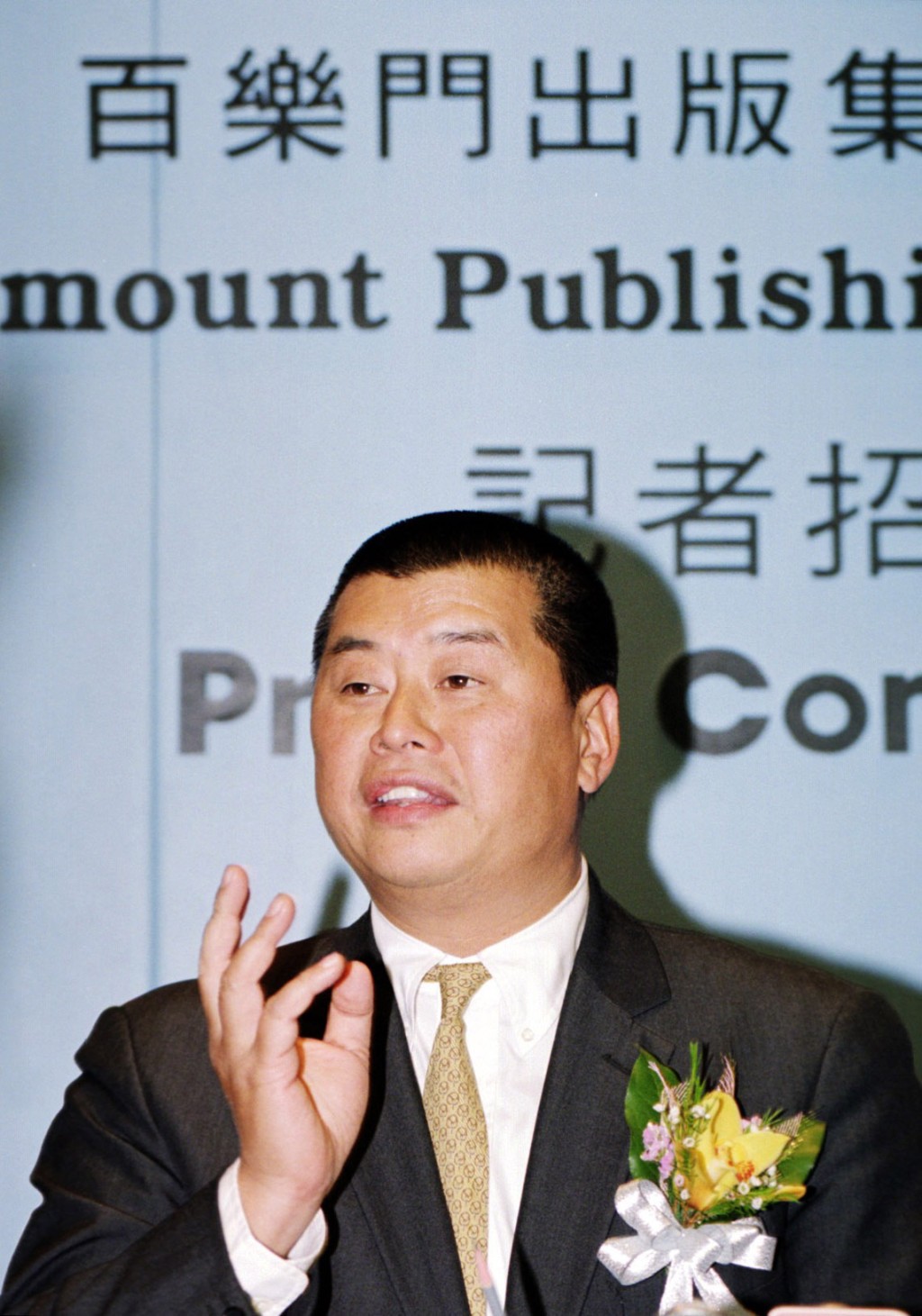 壹传媒注入资产时，与监管部门多番角力，联交所审批时曾提出多达数百条书面问题，破纪录。