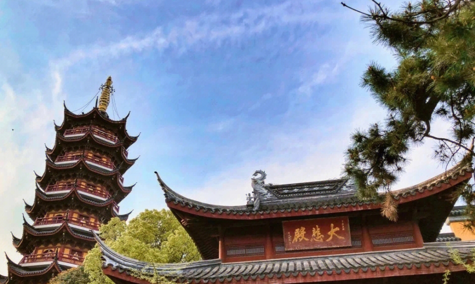 古雞鳴寺,位於雞籠山東麓,是南京最古老梵剎之一。 南京佛教協會 古雞鳴寺,位於雞籠山東麓,是南京最古老梵剎之一。 南京佛教協會
