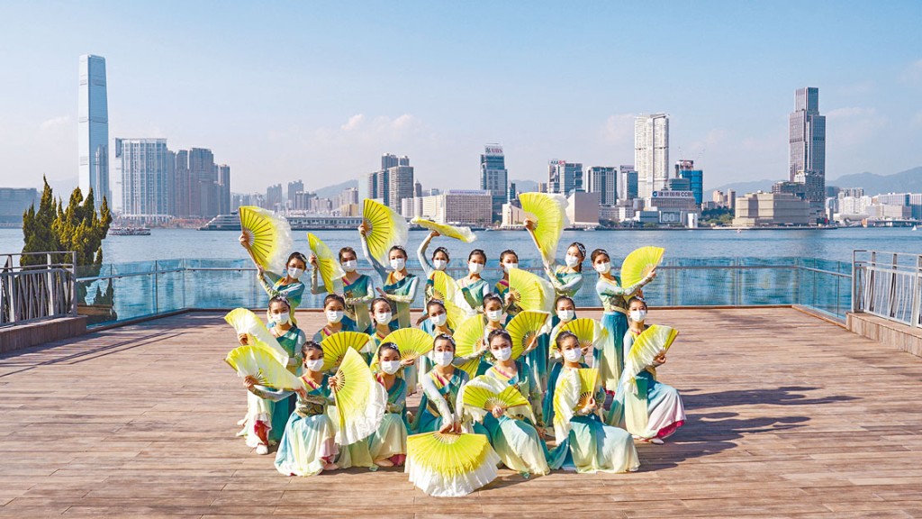 逾四百名學生以歌曲、朗誦、武術、舞蹈等演繹《少年中國說》,以慶祝國慶。
