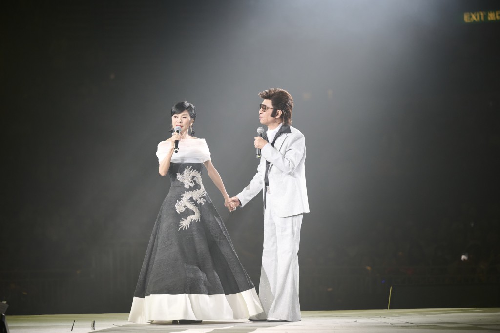 去年《葉振棠80告別樂壇演唱會》紅館Show,葉振棠以貓王造型偕米雪合唱。 去年《葉振棠80告別樂壇演唱會》紅館Show,葉振棠以貓王造型偕米雪合唱。