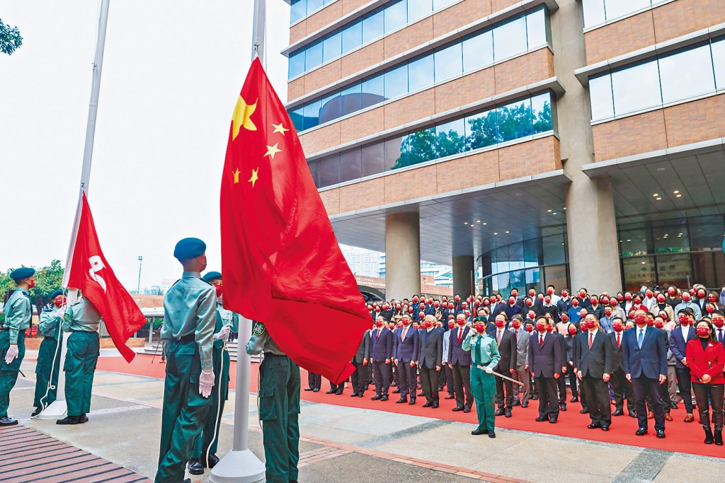 ■理大等多所大學按照教育局規定舉行升旗儀式。