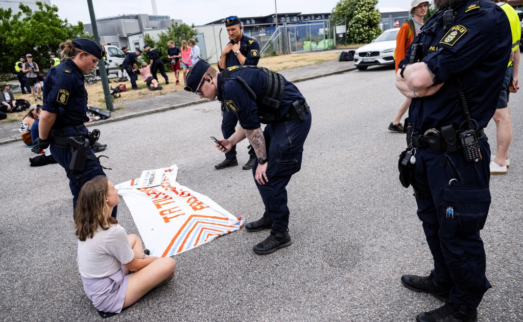 石油运输港的一场环保示威活动中，瑞典警方清场。路透社