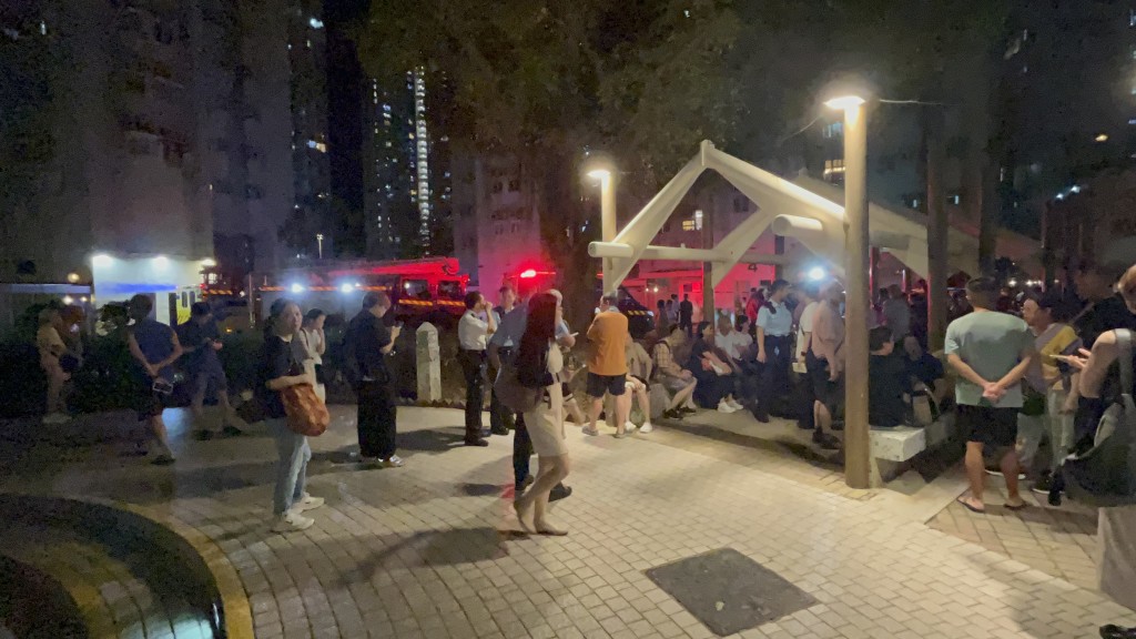 大批住戶疏散至樓下暫避。 大批住戶疏散至樓下暫避。