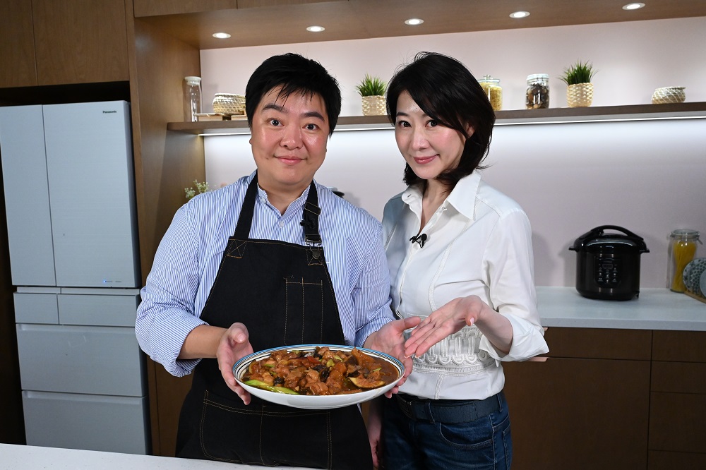 小董中醫博士（左）請來美容達人珊珊（右）一起示範養生料理「小董秘製花膠海參燜雞」。
