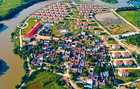 官湖村鳥瞰圖，別墅新村和舊村涇渭分明。