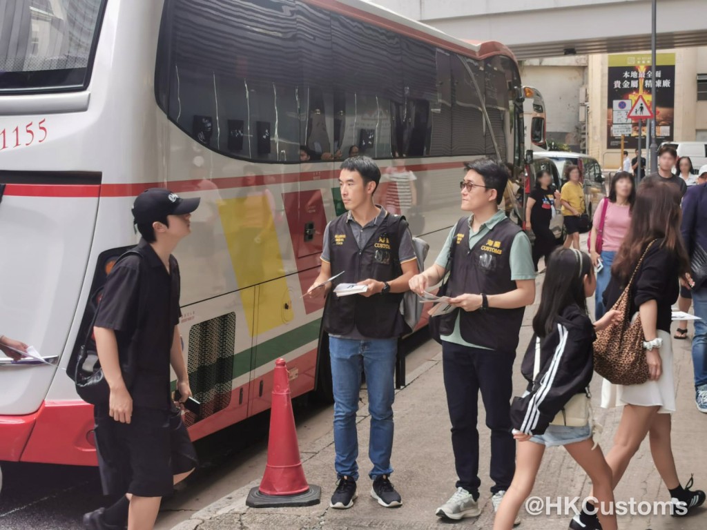 香港海關與旅監局人員展開聯合巡查，於尖沙咀、土瓜灣及紅磡等多個旅客熱門購物點，向旅監局旗下已註冊的商店推廣合規經營原則，並提醒商戶須遵守《商品說明條例》規定。海關fb