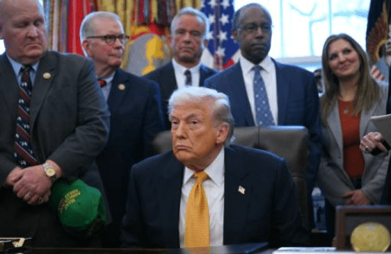 不過，特朗普向記者表示，他已得到保證，伊朗將停止「殺戮」示威者，這一表態被視為暗示可能暫緩對伊朗的軍事行動。法新社