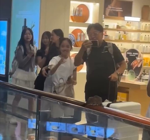 有途人舉機拍照。網上圖片