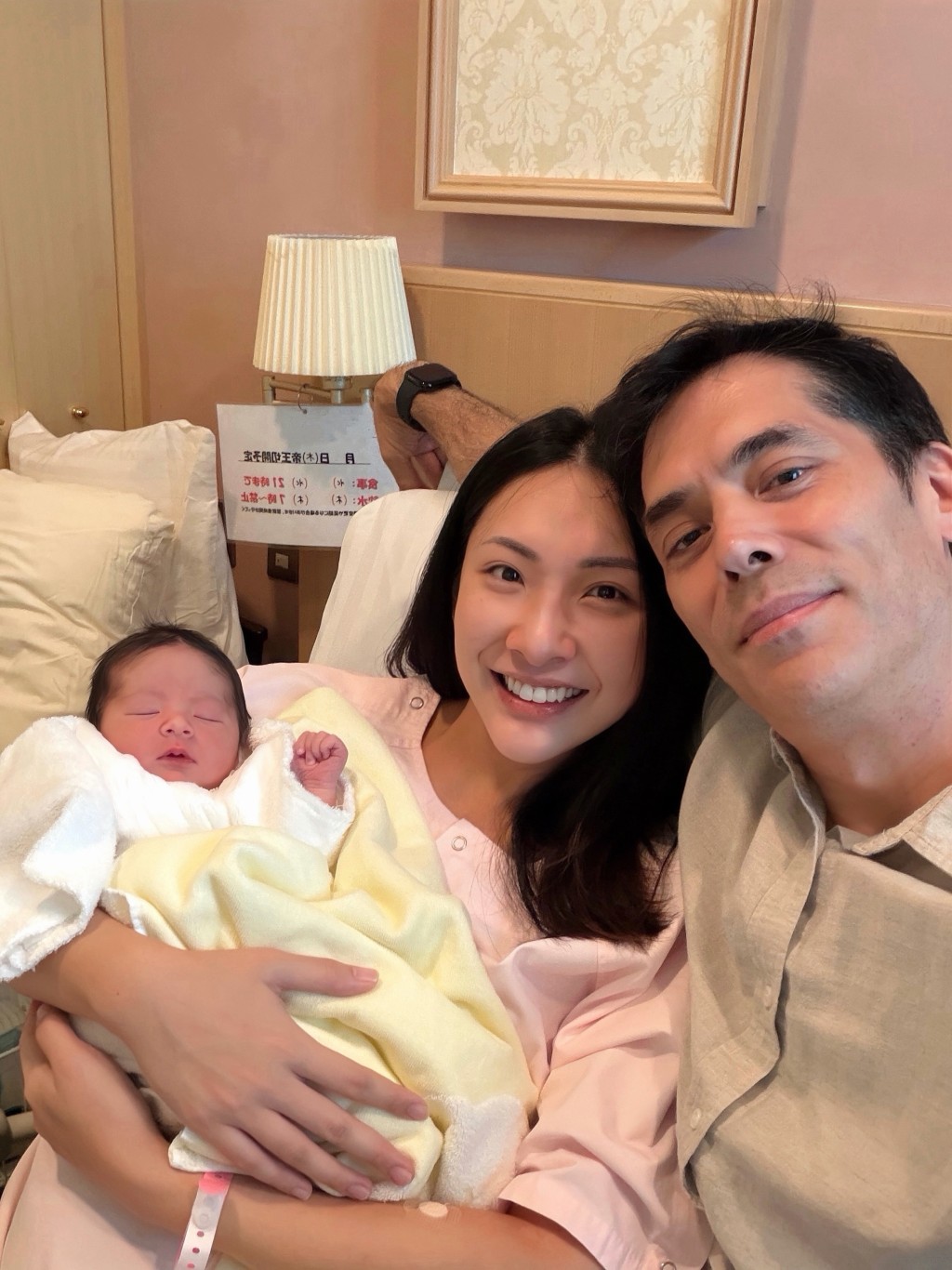 陳約臨選擇剖腹誕女。 陳約臨選擇剖腹誕女。
