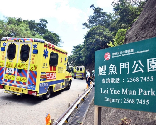 鯉魚門社區隔離設施今日起啟用，今早10時許有救護車先後將病人送抵。