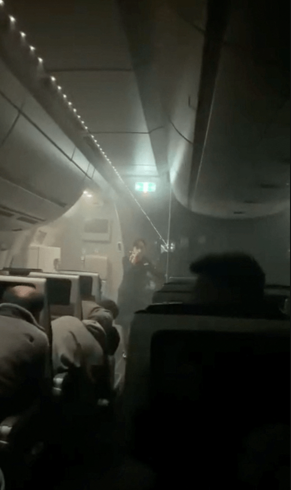 机组人员敦促乘客冷静。