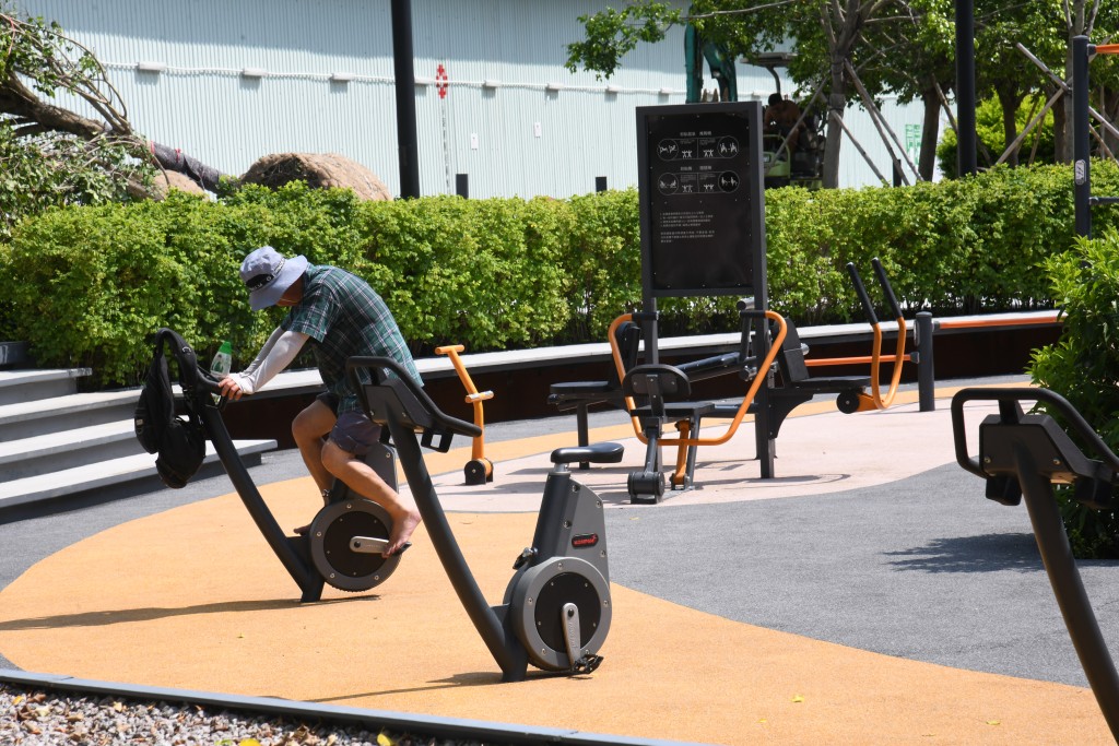 屋苑鄰近啟德車站廣場，附近有單車場、健身園地。何健勇攝