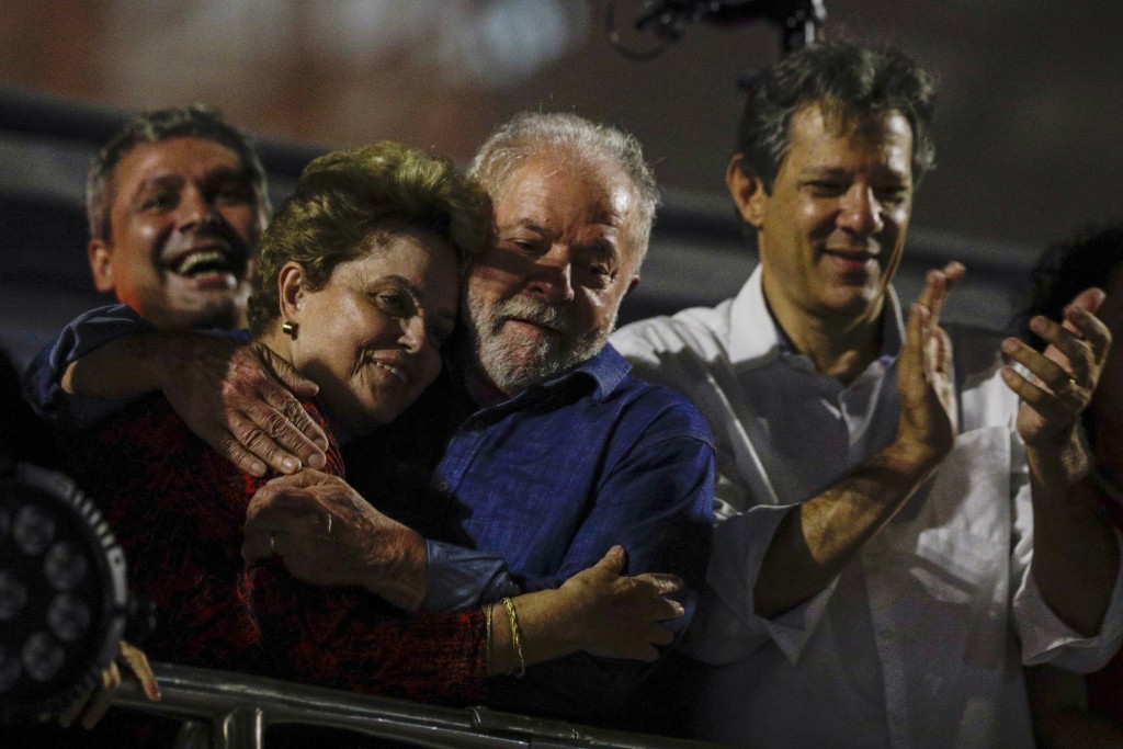 盧拉以輕微票數勝出後，擁抱前總統迪爾瑪·羅塞夫。AP