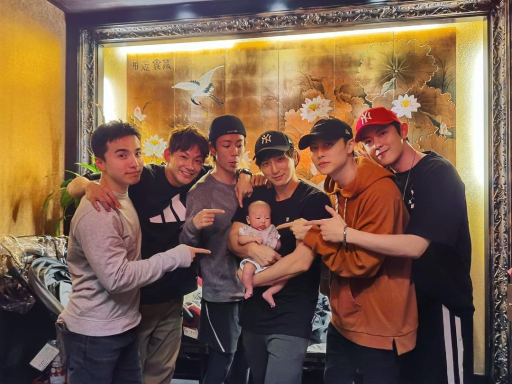 棒棒堂6子合體賀小煜囝囝滿月。