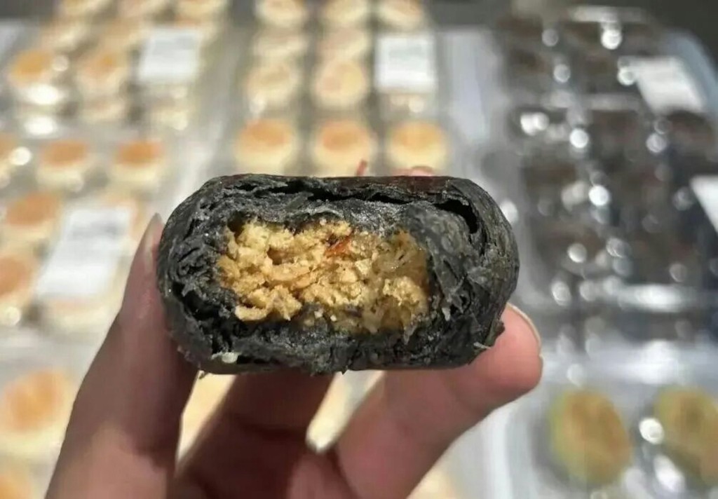 內地湧現各種奇葩口味月餅。圖為臭豆腐月餅。廣州日報