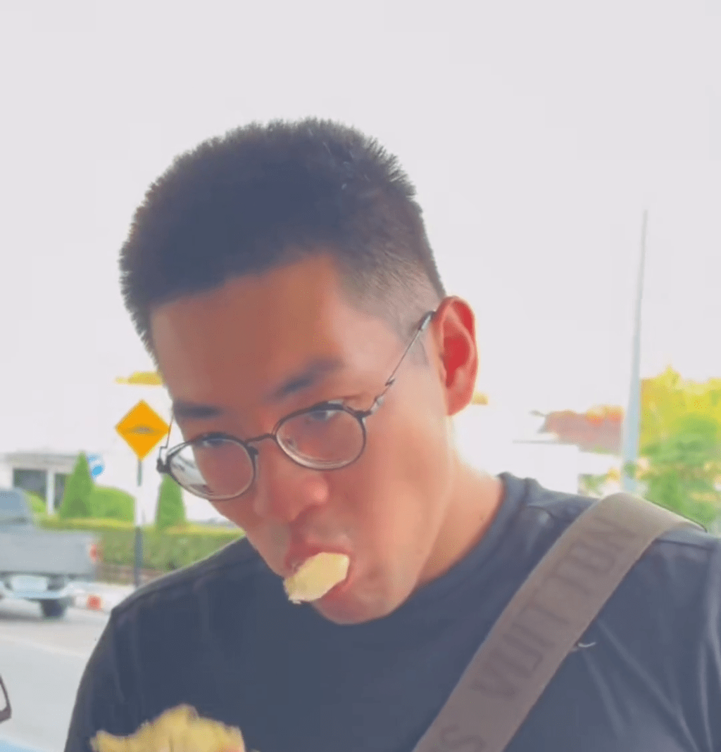 男子帶榴槤上飛機被拒,即場狂隊榴槤,食到懷疑人生。 男子帶榴槤上飛機被拒,即場狂隊榴槤,食到懷疑人生。