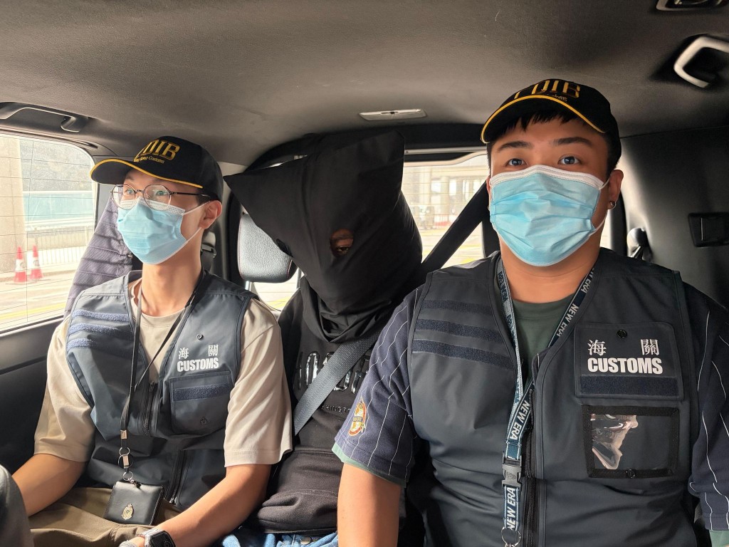 行動中,海關拘捕兩名男子。政府新聞處圖片 行動中,海關拘捕兩名男子。政府新聞處圖片