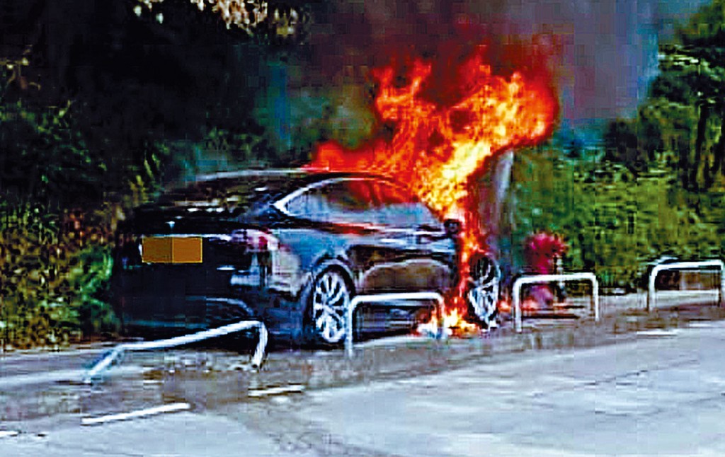 電能私家車撞欄剷上行人路，再撼燈柱，車頭陷入火海。