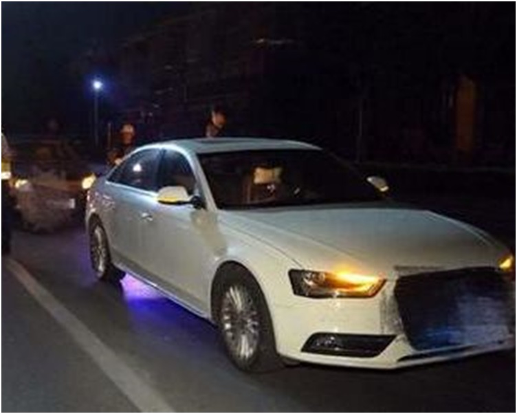 因接電話車子在路口與一輛停紅燈的私家車相撞。