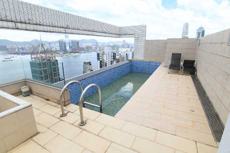 天台備有私家泳池，住客閒時可暢泳。